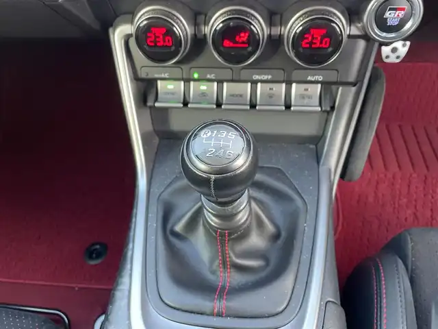 トヨタ ＧＲ８６ RZ 千葉県 2024(令6)年 3.1万km クリスタルホワイトパール ワンオーナー/純正ナビ(CD/DVD/フルセグTV/BT/SD/HDMI/USB)/プリクラッシュブレーキ/クリアランスソナー/純正18インチアルミホイール/ヒルスタートアシストコントロール/純正ドライブレコーダー/TRDフルエアロパーツ/アルミペダル/リアスポイラー/シフトアップインジケーター/車線逸脱警報/ステアリング連動ヘッドランプ/Bremboキャリパー/セミバケットシート(ハーフレザー)/LEDヘッドライト/ETC2.0/オートライト/D/N側シートヒター/横滑り防止機能/バックカメラ/プッシュスタート/コーナーセンサー/取説/保証書