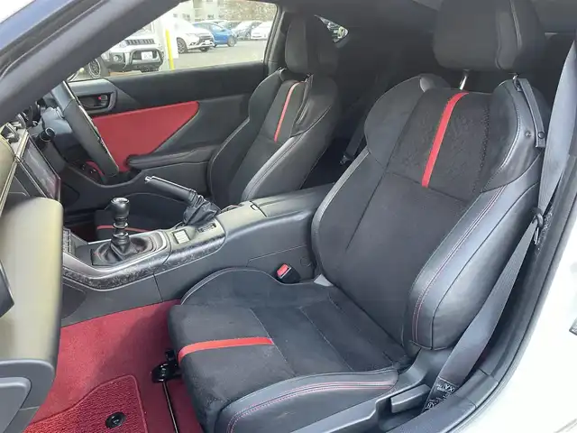 トヨタ ＧＲ８６ RZ 千葉県 2024(令6)年 3.1万km クリスタルホワイトパール ワンオーナー/純正ナビ(CD/DVD/フルセグTV/BT/SD/HDMI/USB)/プリクラッシュブレーキ/クリアランスソナー/純正18インチアルミホイール/ヒルスタートアシストコントロール/純正ドライブレコーダー/TRDフルエアロパーツ/アルミペダル/リアスポイラー/シフトアップインジケーター/車線逸脱警報/ステアリング連動ヘッドランプ/Bremboキャリパー/セミバケットシート(ハーフレザー)/LEDヘッドライト/ETC2.0/オートライト/D/N側シートヒター/横滑り防止機能/バックカメラ/プッシュスタート/コーナーセンサー/取説/保証書