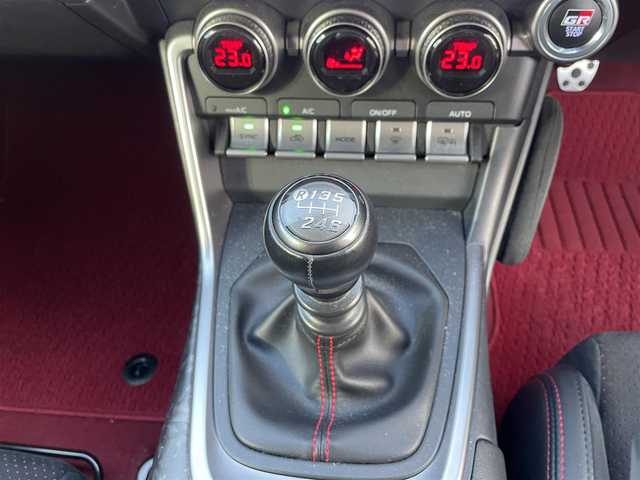 トヨタ ＧＲ８６ RZ 千葉県 2024(令6)年 3.1万km クリスタルホワイトパール ワンオーナー/純正ナビ(CD/DVD/フルセグTV/BT/SD/HDMI/USB)/プリクラッシュブレーキ/クリアランスソナー/純正18インチアルミホイール/ヒルスタートアシストコントロール/純正ドライブレコーダー/TRDフルエアロパーツ/アルミペダル/リアスポイラー/シフトアップインジケーター/車線逸脱警報/ステアリング連動ヘッドランプ/Bremboキャリパー/セミバケットシート(ハーフレザー)/LEDヘッドライト/ETC2.0/オートライト/D/N側シートヒター/横滑り防止機能/バックカメラ/プッシュスタート/コーナーセンサー/取説/保証書