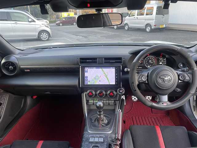 トヨタ ＧＲ８６ RZ 千葉県 2024(令6)年 3.1万km クリスタルホワイトパール ワンオーナー/純正ナビ(CD/DVD/フルセグTV/BT/SD/HDMI/USB)/プリクラッシュブレーキ/クリアランスソナー/純正18インチアルミホイール/ヒルスタートアシストコントロール/純正ドライブレコーダー/TRDフルエアロパーツ/アルミペダル/リアスポイラー/シフトアップインジケーター/車線逸脱警報/ステアリング連動ヘッドランプ/Bremboキャリパー/セミバケットシート(ハーフレザー)/LEDヘッドライト/ETC2.0/オートライト/D/N側シートヒター/横滑り防止機能/バックカメラ/プッシュスタート/コーナーセンサー/取説/保証書
