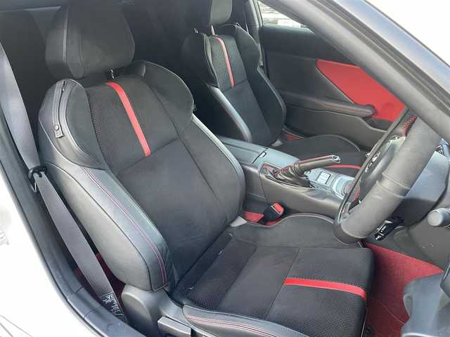 トヨタ ＧＲ８６ RZ 千葉県 2024(令6)年 3.1万km クリスタルホワイトパール ワンオーナー/純正ナビ(CD/DVD/フルセグTV/BT/SD/HDMI/USB)/プリクラッシュブレーキ/クリアランスソナー/純正18インチアルミホイール/ヒルスタートアシストコントロール/純正ドライブレコーダー/TRDフルエアロパーツ/アルミペダル/リアスポイラー/シフトアップインジケーター/車線逸脱警報/ステアリング連動ヘッドランプ/Bremboキャリパー/セミバケットシート(ハーフレザー)/LEDヘッドライト/ETC2.0/オートライト/D/N側シートヒター/横滑り防止機能/バックカメラ/プッシュスタート/コーナーセンサー/取説/保証書