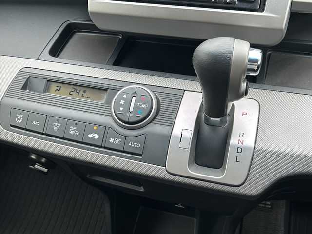 ホンダ フリード ハイブリット ジャストセレクション 千葉県 2012(平24)年 19.7万km プレミアムホワイトパール 純正ナビ/バックカメラ/クルーズコントロール/地デジ/ＥＴＣ/本革巻ハンドル/両側パワースライドドア/スマートキー/純正フロアマット/オートライト/純正アルミホイール/盗難防止装置/ハーフレザーシート