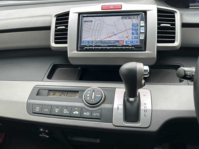 ホンダ フリード ハイブリット ジャストセレクション 千葉県 2012(平24)年 19.7万km プレミアムホワイトパール 純正ナビ/バックカメラ/クルーズコントロール/地デジ/ＥＴＣ/本革巻ハンドル/両側パワースライドドア/スマートキー/純正フロアマット/オートライト/純正アルミホイール/盗難防止装置/ハーフレザーシート