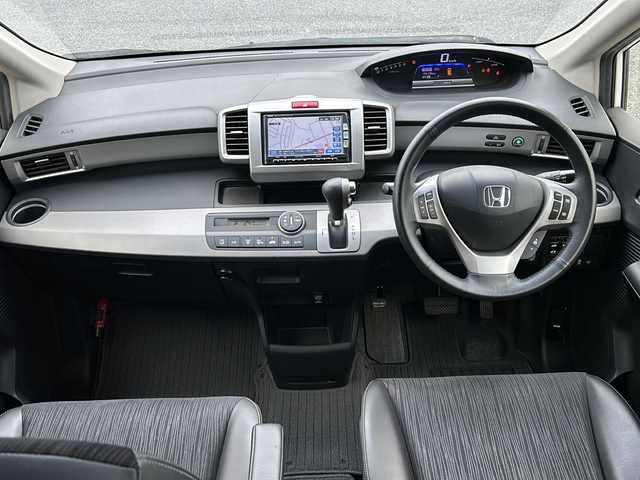 ホンダ フリード ハイブリット ジャストセレクション 千葉県 2012(平24)年 19.7万km プレミアムホワイトパール 純正ナビ/バックカメラ/クルーズコントロール/地デジ/ＥＴＣ/本革巻ハンドル/両側パワースライドドア/スマートキー/純正フロアマット/オートライト/純正アルミホイール/盗難防止装置/ハーフレザーシート
