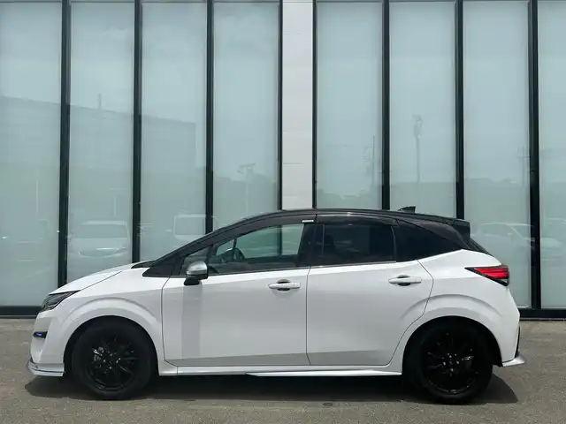 日産 ノート オーテック 大阪府 2021(令3)年 1.6万km ピュアホワイトパール / スーパーブラック 2トーン 純正９インチナビ/   フルセグTV/Bluetooth/USB/全方位モニター/衝突軽減ブレーキ/横滑り防止装置/コーナーセンサー/プロパイロット/ＢＳＭ/社外エアロ/スマートルームミラー/前席シートヒーター/ワイヤレス充電/100V電源/ドライブレコーダー/純正16インチアルミホイール/レザーシート/純正フロアマット/プッシュスタート/スマートキー/ＥＴＣ/ＬＥＤ