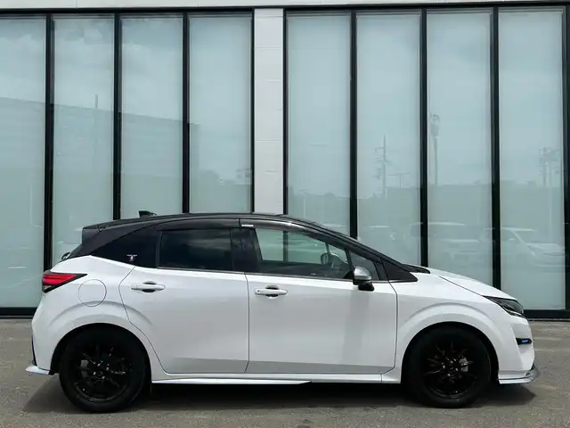 日産 ノート オーテック 大阪府 2021(令3)年 1.6万km ピュアホワイトパール / スーパーブラック 2トーン 純正９インチナビ/   フルセグTV/Bluetooth/USB/全方位モニター/衝突軽減ブレーキ/横滑り防止装置/コーナーセンサー/プロパイロット/ＢＳＭ/社外エアロ/スマートルームミラー/前席シートヒーター/ワイヤレス充電/100V電源/ドライブレコーダー/純正16インチアルミホイール/レザーシート/純正フロアマット/プッシュスタート/スマートキー/ＥＴＣ/ＬＥＤ
