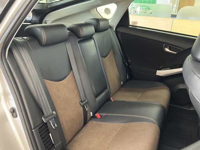 トヨタ プリウス G 茨城県 2015(平27)年 7.7万km シルバーM (株)IDOMが運営する【じしゃロン水戸店】の自社ローン専用車両になりますこちらは現金またはオートローンご利用時の価格です。自社ローンご希望の方は別途その旨お申付け下さい/・ワンオーナー/・純正ナビ/フルセグTV/DVD/CD/MSV/BT/・バックカメラ/・寒冷地仕様/・純正エンジンスターター/・前後ドライブレコーダー/・レーダークルーズコントロール/・ワイパーデアイサー/・ビルトインETC/・ハーフレザーシート/・運転席パワーシート/・HID/・フロントフォグ/・リヤフォグ/・プッシュスタート/・スマートキー/・ドアバイザー/・電格ミラー