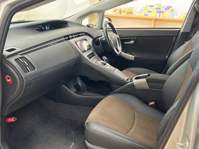 トヨタ プリウス G 茨城県 2015(平27)年 7.7万km シルバーM (株)IDOMが運営する【じしゃロン水戸店】の自社ローン専用車両になりますこちらは現金またはオートローンご利用時の価格です。自社ローンご希望の方は別途その旨お申付け下さい/・ワンオーナー/・純正ナビ/フルセグTV/DVD/CD/MSV/BT/・バックカメラ/・寒冷地仕様/・純正エンジンスターター/・前後ドライブレコーダー/・レーダークルーズコントロール/・ワイパーデアイサー/・ビルトインETC/・ハーフレザーシート/・運転席パワーシート/・HID/・フロントフォグ/・リヤフォグ/・プッシュスタート/・スマートキー/・ドアバイザー/・電格ミラー