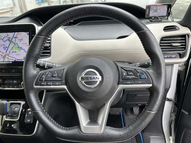 日産 セレナ e－パワー ハイウェイスター V 大阪府 2020(令2)年 7.2万km ブリリアントホワイトパール １オーナー/純正１０インチナビ/（フルセグ／ＢＴ／ＣＤ／ＤＶＤ）/プロパイロット/チャージモード/バックカメラ/衝突被害軽減システム/横滑り防止装置/ハンドルヒーター/前席シートヒーター/3列シート/両側パワースライドドア/前後コーナーセンサー/保証書/取扱説明書/ＥＴＣ