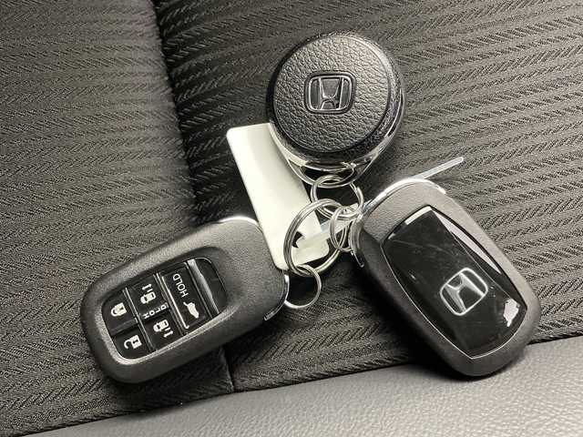 ホンダ ステップワゴン スパーダ 道央・札幌 2022(令4)年 2.6万km クリスタルブラックパール ・４WD/ホンダセンシング/・コンフォートビューパッケージ/・純正ナビ（LXM-237VFLi）/・11.4インチ純正ディーラーオプションナビ/・Bluetooth/CD/DVD/フルセグ・/・バックカメラ/・両側パワースライドドア/・アダプティブクルーズコントロール/・衝突被害軽減ブレーキ/・踏み間違い軽減/路外逸脱警報/・先行車発進お知らせ/標識認識機能/・ブラインドスポットモニター/・パワーバックドア/・LEDヘッドライト/オートライト/・オートマチックハイビーム/・前席シートヒーター/ハーフレザーシート/・プッシュスタート/スマートキー/・パドルシフト/電動パーキング/・ウォークスルー/革巻きステアリング/・ヘッドライトリベライザー