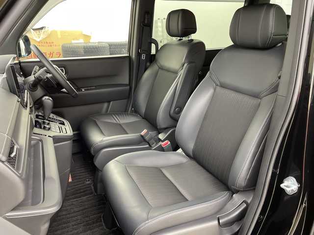 ホンダ ステップワゴン スパーダ 道央・札幌 2022(令4)年 2.6万km クリスタルブラックパール ・４WD/ホンダセンシング/・コンフォートビューパッケージ/・純正ナビ（LXM-237VFLi）/・11.4インチ純正ディーラーオプションナビ/・Bluetooth/CD/DVD/フルセグ・/・バックカメラ/・両側パワースライドドア/・アダプティブクルーズコントロール/・衝突被害軽減ブレーキ/・踏み間違い軽減/路外逸脱警報/・先行車発進お知らせ/標識認識機能/・ブラインドスポットモニター/・パワーバックドア/・LEDヘッドライト/オートライト/・オートマチックハイビーム/・前席シートヒーター/ハーフレザーシート/・プッシュスタート/スマートキー/・パドルシフト/電動パーキング/・ウォークスルー/革巻きステアリング/・ヘッドライトリベライザー