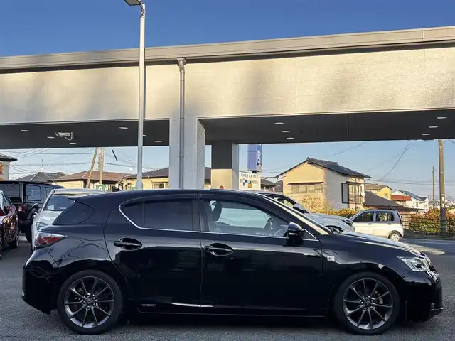 レクサス ＣＴ 200h Fスポーツ 熊本県 2011(平23)年 11.2万km ブラック 純正ナビ/【フルセグTV/CD/DVD】/バックカメラ/クルーズコントロール/コーナーセンサー/パドルシフト/シートヒーター/純正17インチAW/ビルトインETC/オートライト/電動格納ミラー/プッシュスタート/ステアリングスイッチ/革巻きステアリング/純正フロアマット/横滑り防止/盗難防止装置/取扱説明書