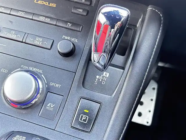 レクサス ＣＴ 200h Fスポーツ 熊本県 2011(平23)年 11.2万km ブラック 純正ナビ/【フルセグTV/CD/DVD】/バックカメラ/クルーズコントロール/コーナーセンサー/パドルシフト/シートヒーター/純正17インチAW/ビルトインETC/オートライト/電動格納ミラー/プッシュスタート/ステアリングスイッチ/革巻きステアリング/純正フロアマット/横滑り防止/盗難防止装置/取扱説明書