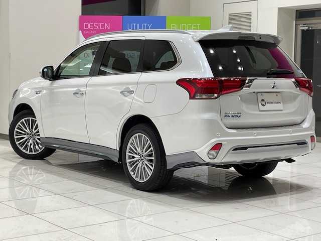 三菱 アウトランダー ＰＨＥＶ G プラスパッケージ 埼玉県 2019(令1)年 1.6万km シルキーホワイト 三菱e-Assist /社外メモリナビ/　　CD/DVD/BT/フルセグ /全方位カメラ /パワーバックドア /レーダークルーズコントロール /LEDオートライト /ハーフレザーシート /シートヒーター /パワーシート /純正18インチアルミホイール/ブラインドスポットモニター/パドルシフト/ステアリングスイッチ/ETC