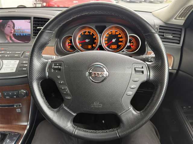 日産 フーガ 350GT スポーツパッケージ 京都府 2004(平16)年 7.9万km ホワイトパール BOSEサウンドシステム/黒革シート/前席エアーシート/シートヒーター/純正DVDマルチナビ、TV/バック、サイドカメラ/クルーズコントロール/ステアリングスイッチ/ビルトインETC/前席パワーシート/運転席メモリーシート/助手席オットマン/社外車高調/社外エアロ/純正19インチアルミホイール/スペアキー
