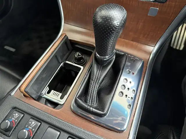 日産 フーガ 350GT スポーツパッケージ 京都府 2004(平16)年 7.9万km ホワイトパール BOSEサウンドシステム/黒革シート/前席エアーシート/シートヒーター/純正DVDマルチナビ、TV/バック、サイドカメラ/クルーズコントロール/ステアリングスイッチ/ビルトインETC/前席パワーシート/運転席メモリーシート/助手席オットマン/社外車高調/社外エアロ/純正19インチアルミホイール/スペアキー