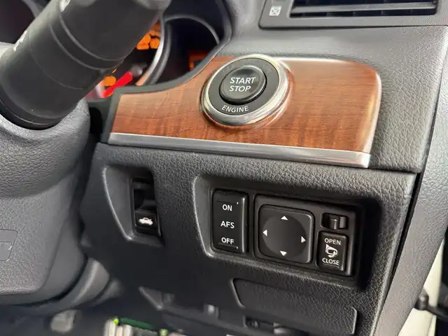 日産 フーガ 350GT スポーツパッケージ 京都府 2004(平16)年 7.9万km ホワイトパール BOSEサウンドシステム/黒革シート/前席エアーシート/シートヒーター/純正DVDマルチナビ、TV/バック、サイドカメラ/クルーズコントロール/ステアリングスイッチ/ビルトインETC/前席パワーシート/運転席メモリーシート/助手席オットマン/社外車高調/社外エアロ/純正19インチアルミホイール/スペアキー