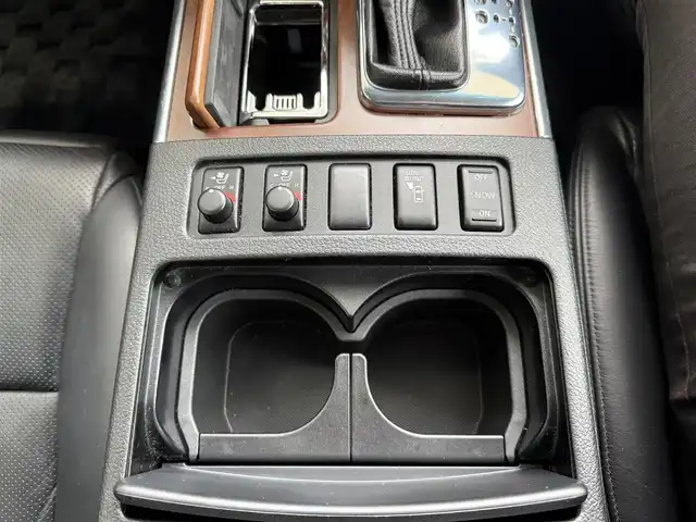 日産 フーガ 350GT スポーツパッケージ 京都府 2004(平16)年 7.9万km ホワイトパール BOSEサウンドシステム/黒革シート/前席エアーシート/シートヒーター/純正DVDマルチナビ、TV/バック、サイドカメラ/クルーズコントロール/ステアリングスイッチ/ビルトインETC/前席パワーシート/運転席メモリーシート/助手席オットマン/社外車高調/社外エアロ/純正19インチアルミホイール/スペアキー