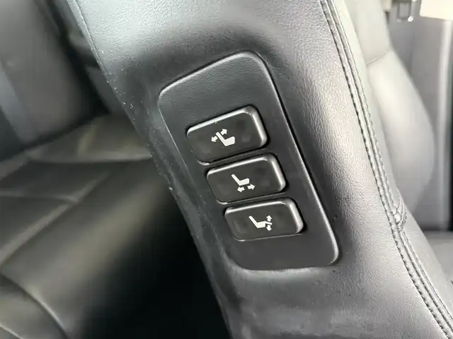 日産 フーガ 350GT スポーツパッケージ 京都府 2004(平16)年 7.9万km ホワイトパール BOSEサウンドシステム/黒革シート/前席エアーシート/シートヒーター/純正DVDマルチナビ、TV/バック、サイドカメラ/クルーズコントロール/ステアリングスイッチ/ビルトインETC/前席パワーシート/運転席メモリーシート/助手席オットマン/社外車高調/社外エアロ/純正19インチアルミホイール/スペアキー