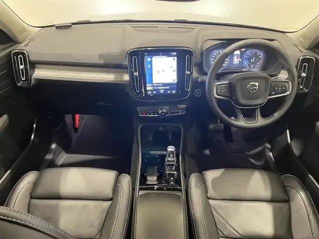 ボルボ ボルボ ＸＣ４０ B4 AWD インスクリプション 熊本県 2022(令4)年 1万km シルバー ・スマートキー/・プッシュスタート/・CitySafety/・レーンキープエイド/・ロードサインインフォメーション/・ドライバーアラート/・パークアシスト/・クロストラフィックアラート/・ブラインドスポットモニター/・アクティブ・ペンディング・ライト/・衝突回避/・クルーズコントロール(追従式)/・黒革シート/・前席パワーシート/・全席シートヒーター /・ハンドルヒーター /・純正メモリナビ/　【Bluetooth・USB・AppleCarPlay・AndroidAuto】/・harman/kardonサウンドシステム/・フルセグTV/・全方位カメラ/・ETC/・ワイヤレス充電/・ドライブレコーダー(前後録画)/・パワーバックドア/・LEDヘッドランプ/・LEDフォグランプ/・純正マット