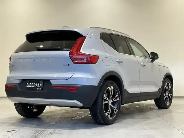 ボルボ ボルボ ＸＣ４０ B4 AWD インスクリプション 熊本県 2022(令4)年 1万km シルバー ・スマートキー/・プッシュスタート/・CitySafety/・レーンキープエイド/・ロードサインインフォメーション/・ドライバーアラート/・パークアシスト/・クロストラフィックアラート/・ブラインドスポットモニター/・アクティブ・ペンディング・ライト/・衝突回避/・クルーズコントロール(追従式)/・黒革シート/・前席パワーシート/・全席シートヒーター /・ハンドルヒーター /・純正メモリナビ/　【Bluetooth・USB・AppleCarPlay・AndroidAuto】/・harman/kardonサウンドシステム/・フルセグTV/・全方位カメラ/・ETC/・ワイヤレス充電/・ドライブレコーダー(前後録画)/・パワーバックドア/・LEDヘッドランプ/・LEDフォグランプ/・純正マット
