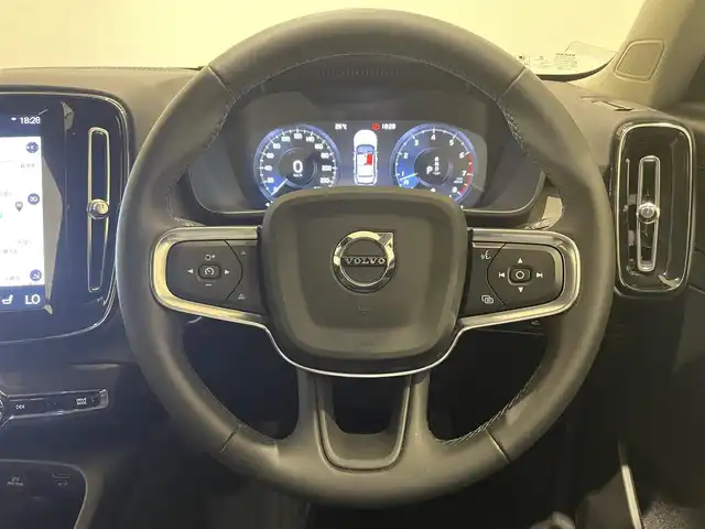 ボルボ ボルボ ＸＣ４０ B4 AWD インスクリプション 熊本県 2022(令4)年 1万km シルバー ・スマートキー/・プッシュスタート/・CitySafety/・レーンキープエイド/・ロードサインインフォメーション/・ドライバーアラート/・パークアシスト/・クロストラフィックアラート/・ブラインドスポットモニター/・アクティブ・ペンディング・ライト/・衝突回避/・クルーズコントロール(追従式)/・黒革シート/・前席パワーシート/・全席シートヒーター /・ハンドルヒーター /・純正メモリナビ/　【Bluetooth・USB・AppleCarPlay・AndroidAuto】/・harman/kardonサウンドシステム/・フルセグTV/・全方位カメラ/・ETC/・ワイヤレス充電/・ドライブレコーダー(前後録画)/・パワーバックドア/・LEDヘッドランプ/・LEDフォグランプ/・純正マット