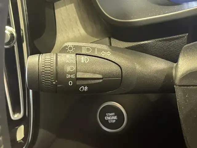 ボルボ ボルボ ＸＣ４０ B4 AWD インスクリプション 熊本県 2022(令4)年 1万km シルバー ・スマートキー/・プッシュスタート/・CitySafety/・レーンキープエイド/・ロードサインインフォメーション/・ドライバーアラート/・パークアシスト/・クロストラフィックアラート/・ブラインドスポットモニター/・アクティブ・ペンディング・ライト/・衝突回避/・クルーズコントロール(追従式)/・黒革シート/・前席パワーシート/・全席シートヒーター /・ハンドルヒーター /・純正メモリナビ/　【Bluetooth・USB・AppleCarPlay・AndroidAuto】/・harman/kardonサウンドシステム/・フルセグTV/・全方位カメラ/・ETC/・ワイヤレス充電/・ドライブレコーダー(前後録画)/・パワーバックドア/・LEDヘッドランプ/・LEDフォグランプ/・純正マット