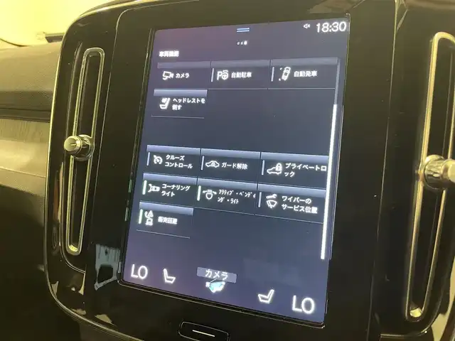 ボルボ ボルボ ＸＣ４０ B4 AWD インスクリプション 熊本県 2022(令4)年 1万km シルバー ・スマートキー/・プッシュスタート/・CitySafety/・レーンキープエイド/・ロードサインインフォメーション/・ドライバーアラート/・パークアシスト/・クロストラフィックアラート/・ブラインドスポットモニター/・アクティブ・ペンディング・ライト/・衝突回避/・クルーズコントロール(追従式)/・黒革シート/・前席パワーシート/・全席シートヒーター /・ハンドルヒーター /・純正メモリナビ/　【Bluetooth・USB・AppleCarPlay・AndroidAuto】/・harman/kardonサウンドシステム/・フルセグTV/・全方位カメラ/・ETC/・ワイヤレス充電/・ドライブレコーダー(前後録画)/・パワーバックドア/・LEDヘッドランプ/・LEDフォグランプ/・純正マット