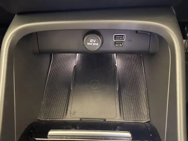 ボルボ ボルボ ＸＣ４０ B4 AWD インスクリプション 熊本県 2022(令4)年 1万km シルバー ・スマートキー/・プッシュスタート/・CitySafety/・レーンキープエイド/・ロードサインインフォメーション/・ドライバーアラート/・パークアシスト/・クロストラフィックアラート/・ブラインドスポットモニター/・アクティブ・ペンディング・ライト/・衝突回避/・クルーズコントロール(追従式)/・黒革シート/・前席パワーシート/・全席シートヒーター /・ハンドルヒーター /・純正メモリナビ/　【Bluetooth・USB・AppleCarPlay・AndroidAuto】/・harman/kardonサウンドシステム/・フルセグTV/・全方位カメラ/・ETC/・ワイヤレス充電/・ドライブレコーダー(前後録画)/・パワーバックドア/・LEDヘッドランプ/・LEDフォグランプ/・純正マット