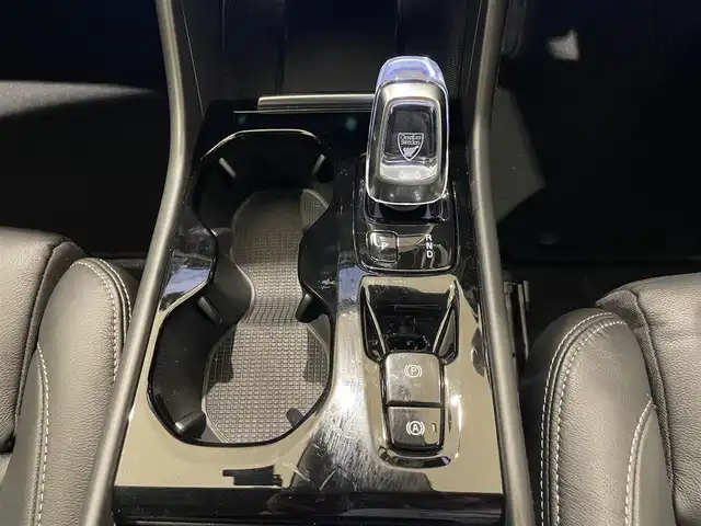 ボルボ ボルボ ＸＣ４０ B4 AWD インスクリプション 熊本県 2022(令4)年 1万km シルバー ・スマートキー/・プッシュスタート/・CitySafety/・レーンキープエイド/・ロードサインインフォメーション/・ドライバーアラート/・パークアシスト/・クロストラフィックアラート/・ブラインドスポットモニター/・アクティブ・ペンディング・ライト/・衝突回避/・クルーズコントロール(追従式)/・黒革シート/・前席パワーシート/・全席シートヒーター /・ハンドルヒーター /・純正メモリナビ/　【Bluetooth・USB・AppleCarPlay・AndroidAuto】/・harman/kardonサウンドシステム/・フルセグTV/・全方位カメラ/・ETC/・ワイヤレス充電/・ドライブレコーダー(前後録画)/・パワーバックドア/・LEDヘッドランプ/・LEDフォグランプ/・純正マット