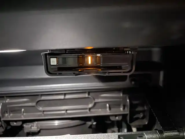 ボルボ ボルボ ＸＣ４０ B4 AWD インスクリプション 熊本県 2022(令4)年 1万km シルバー ・スマートキー/・プッシュスタート/・CitySafety/・レーンキープエイド/・ロードサインインフォメーション/・ドライバーアラート/・パークアシスト/・クロストラフィックアラート/・ブラインドスポットモニター/・アクティブ・ペンディング・ライト/・衝突回避/・クルーズコントロール(追従式)/・黒革シート/・前席パワーシート/・全席シートヒーター /・ハンドルヒーター /・純正メモリナビ/　【Bluetooth・USB・AppleCarPlay・AndroidAuto】/・harman/kardonサウンドシステム/・フルセグTV/・全方位カメラ/・ETC/・ワイヤレス充電/・ドライブレコーダー(前後録画)/・パワーバックドア/・LEDヘッドランプ/・LEDフォグランプ/・純正マット