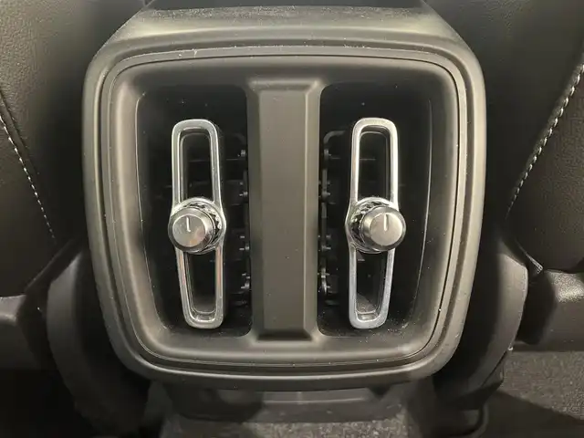 ボルボ ボルボ ＸＣ４０ B4 AWD インスクリプション 熊本県 2022(令4)年 1万km シルバー ・スマートキー/・プッシュスタート/・CitySafety/・レーンキープエイド/・ロードサインインフォメーション/・ドライバーアラート/・パークアシスト/・クロストラフィックアラート/・ブラインドスポットモニター/・アクティブ・ペンディング・ライト/・衝突回避/・クルーズコントロール(追従式)/・黒革シート/・前席パワーシート/・全席シートヒーター /・ハンドルヒーター /・純正メモリナビ/　【Bluetooth・USB・AppleCarPlay・AndroidAuto】/・harman/kardonサウンドシステム/・フルセグTV/・全方位カメラ/・ETC/・ワイヤレス充電/・ドライブレコーダー(前後録画)/・パワーバックドア/・LEDヘッドランプ/・LEDフォグランプ/・純正マット