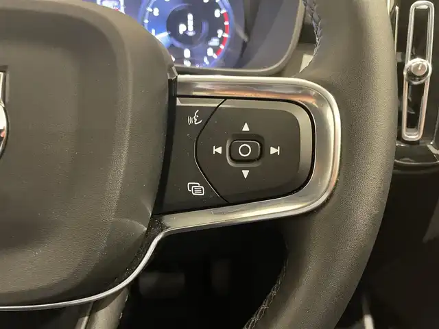 ボルボ ボルボ ＸＣ４０ B4 AWD インスクリプション 熊本県 2022(令4)年 1万km シルバー ・スマートキー/・プッシュスタート/・CitySafety/・レーンキープエイド/・ロードサインインフォメーション/・ドライバーアラート/・パークアシスト/・クロストラフィックアラート/・ブラインドスポットモニター/・アクティブ・ペンディング・ライト/・衝突回避/・クルーズコントロール(追従式)/・黒革シート/・前席パワーシート/・全席シートヒーター /・ハンドルヒーター /・純正メモリナビ/　【Bluetooth・USB・AppleCarPlay・AndroidAuto】/・harman/kardonサウンドシステム/・フルセグTV/・全方位カメラ/・ETC/・ワイヤレス充電/・ドライブレコーダー(前後録画)/・パワーバックドア/・LEDヘッドランプ/・LEDフォグランプ/・純正マット