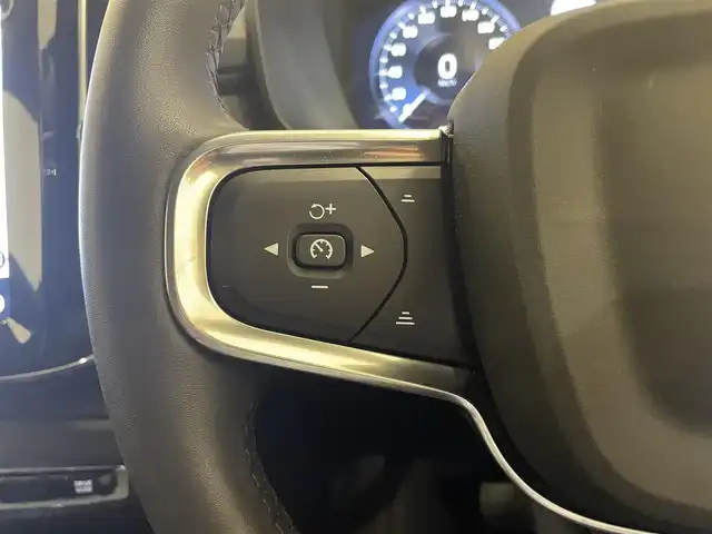 ボルボ ボルボ ＸＣ４０ B4 AWD インスクリプション 熊本県 2022(令4)年 1万km シルバー ・スマートキー/・プッシュスタート/・CitySafety/・レーンキープエイド/・ロードサインインフォメーション/・ドライバーアラート/・パークアシスト/・クロストラフィックアラート/・ブラインドスポットモニター/・アクティブ・ペンディング・ライト/・衝突回避/・クルーズコントロール(追従式)/・黒革シート/・前席パワーシート/・全席シートヒーター /・ハンドルヒーター /・純正メモリナビ/　【Bluetooth・USB・AppleCarPlay・AndroidAuto】/・harman/kardonサウンドシステム/・フルセグTV/・全方位カメラ/・ETC/・ワイヤレス充電/・ドライブレコーダー(前後録画)/・パワーバックドア/・LEDヘッドランプ/・LEDフォグランプ/・純正マット