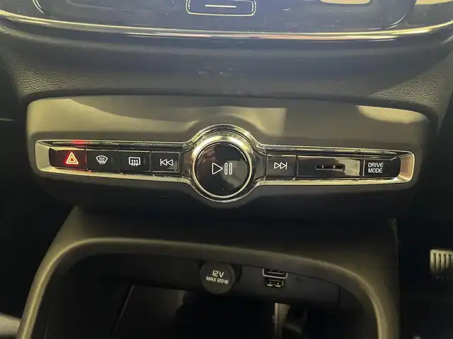 ボルボ ボルボ ＸＣ４０ B4 AWD インスクリプション 熊本県 2022(令4)年 1万km シルバー ・スマートキー/・プッシュスタート/・CitySafety/・レーンキープエイド/・ロードサインインフォメーション/・ドライバーアラート/・パークアシスト/・クロストラフィックアラート/・ブラインドスポットモニター/・アクティブ・ペンディング・ライト/・衝突回避/・クルーズコントロール(追従式)/・黒革シート/・前席パワーシート/・全席シートヒーター /・ハンドルヒーター /・純正メモリナビ/　【Bluetooth・USB・AppleCarPlay・AndroidAuto】/・harman/kardonサウンドシステム/・フルセグTV/・全方位カメラ/・ETC/・ワイヤレス充電/・ドライブレコーダー(前後録画)/・パワーバックドア/・LEDヘッドランプ/・LEDフォグランプ/・純正マット