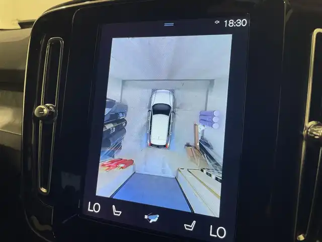 ボルボ ボルボ ＸＣ４０ B4 AWD インスクリプション 熊本県 2022(令4)年 1万km シルバー ・スマートキー/・プッシュスタート/・CitySafety/・レーンキープエイド/・ロードサインインフォメーション/・ドライバーアラート/・パークアシスト/・クロストラフィックアラート/・ブラインドスポットモニター/・アクティブ・ペンディング・ライト/・衝突回避/・クルーズコントロール(追従式)/・黒革シート/・前席パワーシート/・全席シートヒーター /・ハンドルヒーター /・純正メモリナビ/　【Bluetooth・USB・AppleCarPlay・AndroidAuto】/・harman/kardonサウンドシステム/・フルセグTV/・全方位カメラ/・ETC/・ワイヤレス充電/・ドライブレコーダー(前後録画)/・パワーバックドア/・LEDヘッドランプ/・LEDフォグランプ/・純正マット