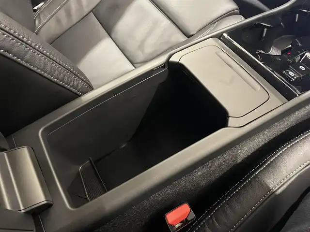 ボルボ ボルボ ＸＣ４０ B4 AWD インスクリプション 熊本県 2022(令4)年 1万km シルバー ・スマートキー/・プッシュスタート/・CitySafety/・レーンキープエイド/・ロードサインインフォメーション/・ドライバーアラート/・パークアシスト/・クロストラフィックアラート/・ブラインドスポットモニター/・アクティブ・ペンディング・ライト/・衝突回避/・クルーズコントロール(追従式)/・黒革シート/・前席パワーシート/・全席シートヒーター /・ハンドルヒーター /・純正メモリナビ/　【Bluetooth・USB・AppleCarPlay・AndroidAuto】/・harman/kardonサウンドシステム/・フルセグTV/・全方位カメラ/・ETC/・ワイヤレス充電/・ドライブレコーダー(前後録画)/・パワーバックドア/・LEDヘッドランプ/・LEDフォグランプ/・純正マット