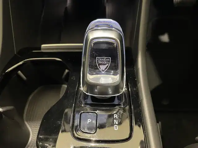 ボルボ ボルボ ＸＣ４０ B4 AWD インスクリプション 熊本県 2022(令4)年 1万km シルバー ・スマートキー/・プッシュスタート/・CitySafety/・レーンキープエイド/・ロードサインインフォメーション/・ドライバーアラート/・パークアシスト/・クロストラフィックアラート/・ブラインドスポットモニター/・アクティブ・ペンディング・ライト/・衝突回避/・クルーズコントロール(追従式)/・黒革シート/・前席パワーシート/・全席シートヒーター /・ハンドルヒーター /・純正メモリナビ/　【Bluetooth・USB・AppleCarPlay・AndroidAuto】/・harman/kardonサウンドシステム/・フルセグTV/・全方位カメラ/・ETC/・ワイヤレス充電/・ドライブレコーダー(前後録画)/・パワーバックドア/・LEDヘッドランプ/・LEDフォグランプ/・純正マット