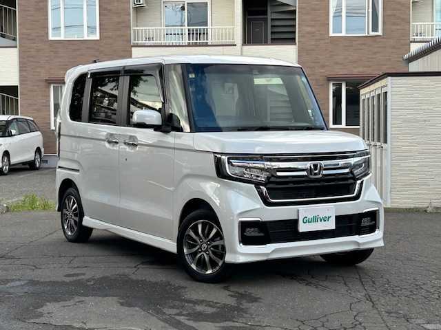 ホンダ Ｎ ＢＯＸ カスタム L 道東・釧路十勝 2023(令5)年 1.1万km プラチナホワイトパール 4WD/純正メモリーナビ/  (DVD/CD/フルセグTV/Bluetooth)/バックカメラ/ホンダセンシング/  衝突軽減ブレーキ(CMBS)/  誤発進抑制機能/  歩行者事故低減ステアリング/  路外逸脱抑制機能/  アダプティブクルーズコントロール(ACC)/  車線維持支援システム(LKAS)/  先行車発進お知らせ機能/  標識認識機能/  後方誤発進抑制機能/  オートハイビーム/  パーキングセンサーシステム/LEDヘッドライト/フォグライト/サイド/カーテンエアバック/後席シートベルト締め忘れ警告灯/片側パワースライドドア/USBソケット/ステアリングリモコン/コーナーセンサー/シートヒーター/ミラーヒーター/ウィンカーミラー/電動格納ミラー/横滑り防止装置/ベンチシート/ドアバイザー/純正フロアマット/運転席シートリフター/スマートキー/エンジンプッシュスタート/スペアキー/純正14インチアルミホイール/取扱説明書/保証書/ナビ取説