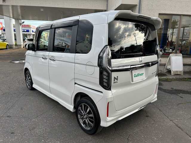 ホンダ Ｎ ＢＯＸ カスタム L 道東・釧路十勝 2023(令5)年 1.1万km プラチナホワイトパール 4WD/純正メモリーナビ/  (DVD/CD/フルセグTV/Bluetooth)/バックカメラ/ホンダセンシング/  衝突軽減ブレーキ(CMBS)/  誤発進抑制機能/  歩行者事故低減ステアリング/  路外逸脱抑制機能/  アダプティブクルーズコントロール(ACC)/  車線維持支援システム(LKAS)/  先行車発進お知らせ機能/  標識認識機能/  後方誤発進抑制機能/  オートハイビーム/  パーキングセンサーシステム/LEDヘッドライト/フォグライト/サイド/カーテンエアバック/後席シートベルト締め忘れ警告灯/片側パワースライドドア/USBソケット/ステアリングリモコン/コーナーセンサー/シートヒーター/ミラーヒーター/ウィンカーミラー/電動格納ミラー/横滑り防止装置/ベンチシート/ドアバイザー/純正フロアマット/運転席シートリフター/スマートキー/エンジンプッシュスタート/スペアキー/純正14インチアルミホイール/取扱説明書/保証書/ナビ取説