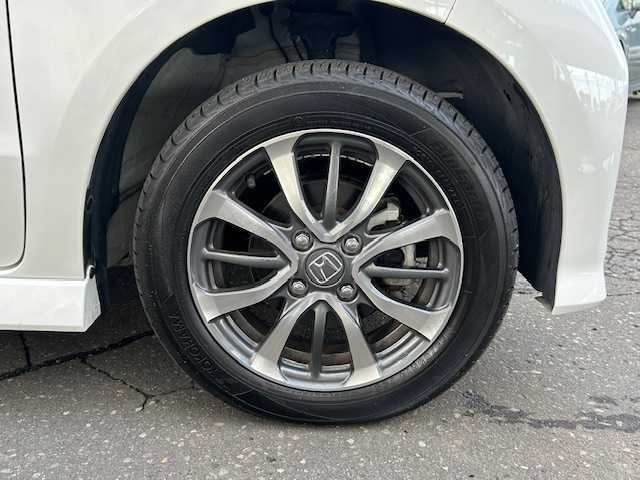 ホンダ Ｎ ＢＯＸ カスタム L 道東・釧路十勝 2023(令5)年 1.1万km プラチナホワイトパール 4WD/純正メモリーナビ/  (DVD/CD/フルセグTV/Bluetooth)/バックカメラ/ホンダセンシング/  衝突軽減ブレーキ(CMBS)/  誤発進抑制機能/  歩行者事故低減ステアリング/  路外逸脱抑制機能/  アダプティブクルーズコントロール(ACC)/  車線維持支援システム(LKAS)/  先行車発進お知らせ機能/  標識認識機能/  後方誤発進抑制機能/  オートハイビーム/  パーキングセンサーシステム/LEDヘッドライト/フォグライト/サイド/カーテンエアバック/後席シートベルト締め忘れ警告灯/片側パワースライドドア/USBソケット/ステアリングリモコン/コーナーセンサー/シートヒーター/ミラーヒーター/ウィンカーミラー/電動格納ミラー/横滑り防止装置/ベンチシート/ドアバイザー/純正フロアマット/運転席シートリフター/スマートキー/エンジンプッシュスタート/スペアキー/純正14インチアルミホイール/取扱説明書/保証書/ナビ取説