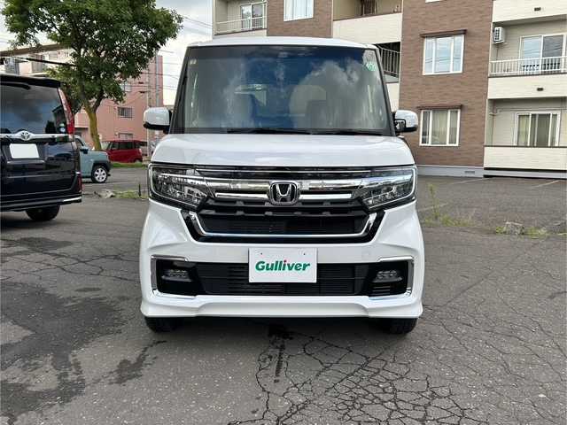ホンダ Ｎ ＢＯＸ カスタム L 道東・釧路十勝 2023(令5)年 1.1万km プラチナホワイトパール 4WD/純正メモリーナビ/  (DVD/CD/フルセグTV/Bluetooth)/バックカメラ/ホンダセンシング/  衝突軽減ブレーキ(CMBS)/  誤発進抑制機能/  歩行者事故低減ステアリング/  路外逸脱抑制機能/  アダプティブクルーズコントロール(ACC)/  車線維持支援システム(LKAS)/  先行車発進お知らせ機能/  標識認識機能/  後方誤発進抑制機能/  オートハイビーム/  パーキングセンサーシステム/LEDヘッドライト/フォグライト/サイド/カーテンエアバック/後席シートベルト締め忘れ警告灯/片側パワースライドドア/USBソケット/ステアリングリモコン/コーナーセンサー/シートヒーター/ミラーヒーター/ウィンカーミラー/電動格納ミラー/横滑り防止装置/ベンチシート/ドアバイザー/純正フロアマット/運転席シートリフター/スマートキー/エンジンプッシュスタート/スペアキー/純正14インチアルミホイール/取扱説明書/保証書/ナビ取説