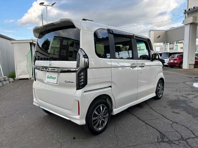 ホンダ Ｎ ＢＯＸ カスタム L 道東・釧路十勝 2023(令5)年 1.1万km プラチナホワイトパール 4WD/純正メモリーナビ/  (DVD/CD/フルセグTV/Bluetooth)/バックカメラ/ホンダセンシング/  衝突軽減ブレーキ(CMBS)/  誤発進抑制機能/  歩行者事故低減ステアリング/  路外逸脱抑制機能/  アダプティブクルーズコントロール(ACC)/  車線維持支援システム(LKAS)/  先行車発進お知らせ機能/  標識認識機能/  後方誤発進抑制機能/  オートハイビーム/  パーキングセンサーシステム/LEDヘッドライト/フォグライト/サイド/カーテンエアバック/後席シートベルト締め忘れ警告灯/片側パワースライドドア/USBソケット/ステアリングリモコン/コーナーセンサー/シートヒーター/ミラーヒーター/ウィンカーミラー/電動格納ミラー/横滑り防止装置/ベンチシート/ドアバイザー/純正フロアマット/運転席シートリフター/スマートキー/エンジンプッシュスタート/スペアキー/純正14インチアルミホイール/取扱説明書/保証書/ナビ取説