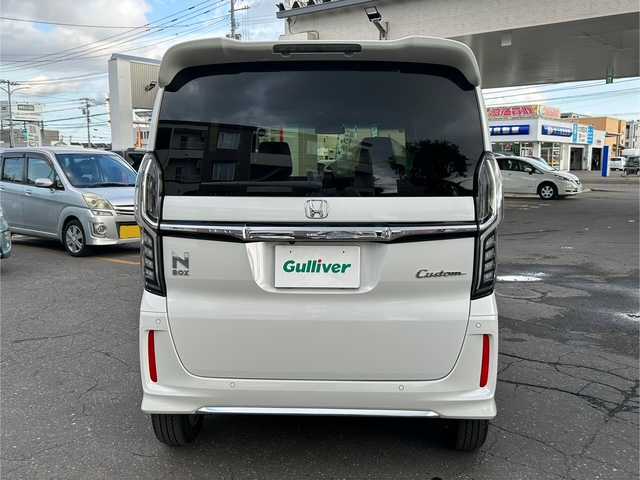 ホンダ Ｎ ＢＯＸ カスタム L 道東・釧路十勝 2023(令5)年 1.1万km プラチナホワイトパール 4WD/純正メモリーナビ/  (DVD/CD/フルセグTV/Bluetooth)/バックカメラ/ホンダセンシング/  衝突軽減ブレーキ(CMBS)/  誤発進抑制機能/  歩行者事故低減ステアリング/  路外逸脱抑制機能/  アダプティブクルーズコントロール(ACC)/  車線維持支援システム(LKAS)/  先行車発進お知らせ機能/  標識認識機能/  後方誤発進抑制機能/  オートハイビーム/  パーキングセンサーシステム/LEDヘッドライト/フォグライト/サイド/カーテンエアバック/後席シートベルト締め忘れ警告灯/片側パワースライドドア/USBソケット/ステアリングリモコン/コーナーセンサー/シートヒーター/ミラーヒーター/ウィンカーミラー/電動格納ミラー/横滑り防止装置/ベンチシート/ドアバイザー/純正フロアマット/運転席シートリフター/スマートキー/エンジンプッシュスタート/スペアキー/純正14インチアルミホイール/取扱説明書/保証書/ナビ取説