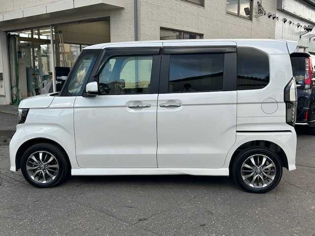 ホンダ Ｎ ＢＯＸ カスタム L 道東・釧路十勝 2023(令5)年 1.1万km プラチナホワイトパール 4WD/純正メモリーナビ/  (DVD/CD/フルセグTV/Bluetooth)/バックカメラ/ホンダセンシング/  衝突軽減ブレーキ(CMBS)/  誤発進抑制機能/  歩行者事故低減ステアリング/  路外逸脱抑制機能/  アダプティブクルーズコントロール(ACC)/  車線維持支援システム(LKAS)/  先行車発進お知らせ機能/  標識認識機能/  後方誤発進抑制機能/  オートハイビーム/  パーキングセンサーシステム/LEDヘッドライト/フォグライト/サイド/カーテンエアバック/後席シートベルト締め忘れ警告灯/片側パワースライドドア/USBソケット/ステアリングリモコン/コーナーセンサー/シートヒーター/ミラーヒーター/ウィンカーミラー/電動格納ミラー/横滑り防止装置/ベンチシート/ドアバイザー/純正フロアマット/運転席シートリフター/スマートキー/エンジンプッシュスタート/スペアキー/純正14インチアルミホイール/取扱説明書/保証書/ナビ取説