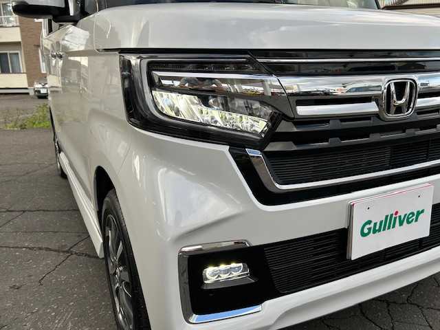ホンダ Ｎ ＢＯＸ カスタム L 道東・釧路十勝 2023(令5)年 1.1万km プラチナホワイトパール 4WD/純正メモリーナビ/  (DVD/CD/フルセグTV/Bluetooth)/バックカメラ/ホンダセンシング/  衝突軽減ブレーキ(CMBS)/  誤発進抑制機能/  歩行者事故低減ステアリング/  路外逸脱抑制機能/  アダプティブクルーズコントロール(ACC)/  車線維持支援システム(LKAS)/  先行車発進お知らせ機能/  標識認識機能/  後方誤発進抑制機能/  オートハイビーム/  パーキングセンサーシステム/LEDヘッドライト/フォグライト/サイド/カーテンエアバック/後席シートベルト締め忘れ警告灯/片側パワースライドドア/USBソケット/ステアリングリモコン/コーナーセンサー/シートヒーター/ミラーヒーター/ウィンカーミラー/電動格納ミラー/横滑り防止装置/ベンチシート/ドアバイザー/純正フロアマット/運転席シートリフター/スマートキー/エンジンプッシュスタート/スペアキー/純正14インチアルミホイール/取扱説明書/保証書/ナビ取説