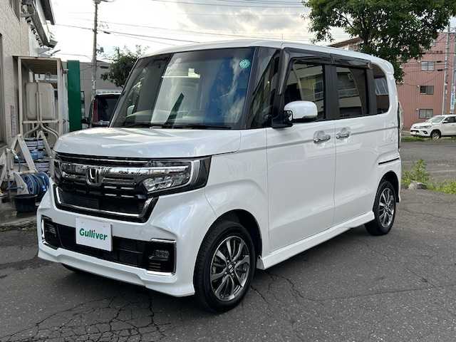 ホンダ Ｎ ＢＯＸ カスタム L 道東・釧路十勝 2023(令5)年 1.1万km プラチナホワイトパール 4WD/純正メモリーナビ/  (DVD/CD/フルセグTV/Bluetooth)/バックカメラ/ホンダセンシング/  衝突軽減ブレーキ(CMBS)/  誤発進抑制機能/  歩行者事故低減ステアリング/  路外逸脱抑制機能/  アダプティブクルーズコントロール(ACC)/  車線維持支援システム(LKAS)/  先行車発進お知らせ機能/  標識認識機能/  後方誤発進抑制機能/  オートハイビーム/  パーキングセンサーシステム/LEDヘッドライト/フォグライト/サイド/カーテンエアバック/後席シートベルト締め忘れ警告灯/片側パワースライドドア/USBソケット/ステアリングリモコン/コーナーセンサー/シートヒーター/ミラーヒーター/ウィンカーミラー/電動格納ミラー/横滑り防止装置/ベンチシート/ドアバイザー/純正フロアマット/運転席シートリフター/スマートキー/エンジンプッシュスタート/スペアキー/純正14インチアルミホイール/取扱説明書/保証書/ナビ取説