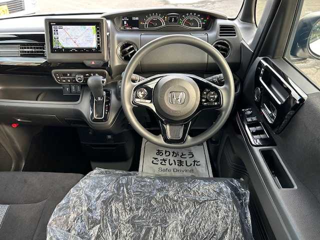 ホンダ Ｎ ＢＯＸ カスタム L 道東・釧路十勝 2023(令5)年 1.1万km プラチナホワイトパール 4WD/純正メモリーナビ/  (DVD/CD/フルセグTV/Bluetooth)/バックカメラ/ホンダセンシング/  衝突軽減ブレーキ(CMBS)/  誤発進抑制機能/  歩行者事故低減ステアリング/  路外逸脱抑制機能/  アダプティブクルーズコントロール(ACC)/  車線維持支援システム(LKAS)/  先行車発進お知らせ機能/  標識認識機能/  後方誤発進抑制機能/  オートハイビーム/  パーキングセンサーシステム/LEDヘッドライト/フォグライト/サイド/カーテンエアバック/後席シートベルト締め忘れ警告灯/片側パワースライドドア/USBソケット/ステアリングリモコン/コーナーセンサー/シートヒーター/ミラーヒーター/ウィンカーミラー/電動格納ミラー/横滑り防止装置/ベンチシート/ドアバイザー/純正フロアマット/運転席シートリフター/スマートキー/エンジンプッシュスタート/スペアキー/純正14インチアルミホイール/取扱説明書/保証書/ナビ取説