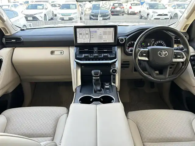 トヨタ ランドクルーザー ZX 兵庫県 2023(令5)年 1.8万km プレシャスホワイトパール ワンオーナー/4WD/12.3インチディスプレイオーディオ/　（AM/FM/CD/USB/DVD/BT)/AppleCarPlay/フルセグTV/全周囲カメラ/リアエンターテインメント/サンルーフ/デジタルインナーミラー/JBLサウンド/トヨタセーフティセンス/・プリクラッシュセーフティ/・レーントレーシングアシスト/・ロードサインアシスト/・オートマチックハイビーム/・レーダークルーズコントロール/・クリアランスソナー/・リヤクロストラフィックアラート/・リヤカメラディテクション/・パーキングサポートブレーキ/・ブラインドスポットモニター/・ヘッドアップディスプレイ/電動デフロック/横滑り防止装置/ステアリングヒーター/オートライト/レザーシート/シートヒーター/エアシート（1列目・２列目）/パワーシート（前席/運転席のみメモリー機能付き）/ビルドインETC/電動リアゲート/純正フロアマット/ルーフレール/三眼LEDヘッドライト/フォグランプ/モデリスタエアロ/純正20インチアルミホイール/取扱説明書/保証書/スペアキー1本