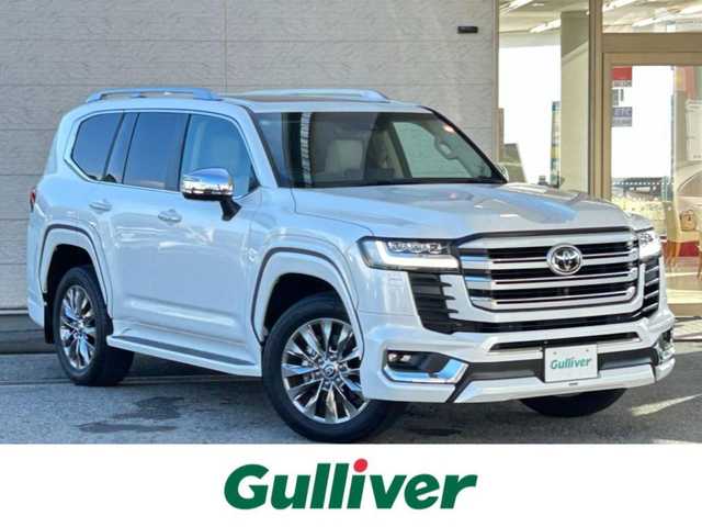 トヨタ ランドクルーザー ZX 兵庫県 2023(令5)年 1.8万km プレシャスホワイトパール ワンオーナー/4WD/12.3インチディスプレイオーディオ/　（AM/FM/CD/USB/DVD/BT)/AppleCarPlay/フルセグTV/全周囲カメラ/リアエンターテインメント/サンルーフ/デジタルインナーミラー/JBLサウンド/トヨタセーフティセンス/・プリクラッシュセーフティ/・レーントレーシングアシスト/・ロードサインアシスト/・オートマチックハイビーム/・レーダークルーズコントロール/・クリアランスソナー/・リヤクロストラフィックアラート/・リヤカメラディテクション/・パーキングサポートブレーキ/・ブラインドスポットモニター/・ヘッドアップディスプレイ/電動デフロック/横滑り防止装置/ステアリングヒーター/オートライト/レザーシート/シートヒーター/エアシート（1列目・２列目）/パワーシート（前席/運転席のみメモリー機能付き）/ビルドインETC/電動リアゲート/純正フロアマット/ルーフレール/三眼LEDヘッドライト/フォグランプ/モデリスタエアロ/純正20インチアルミホイール/取扱説明書/保証書/スペアキー1本